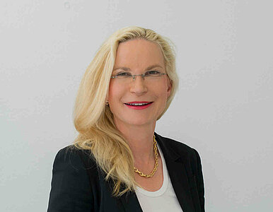 Die Anmeldung zum Aufsatztraining-Kurs bei erfahrenen Lehrkräften wie hier auf dem Foto ist wichtig für die Gymivorbereitung.