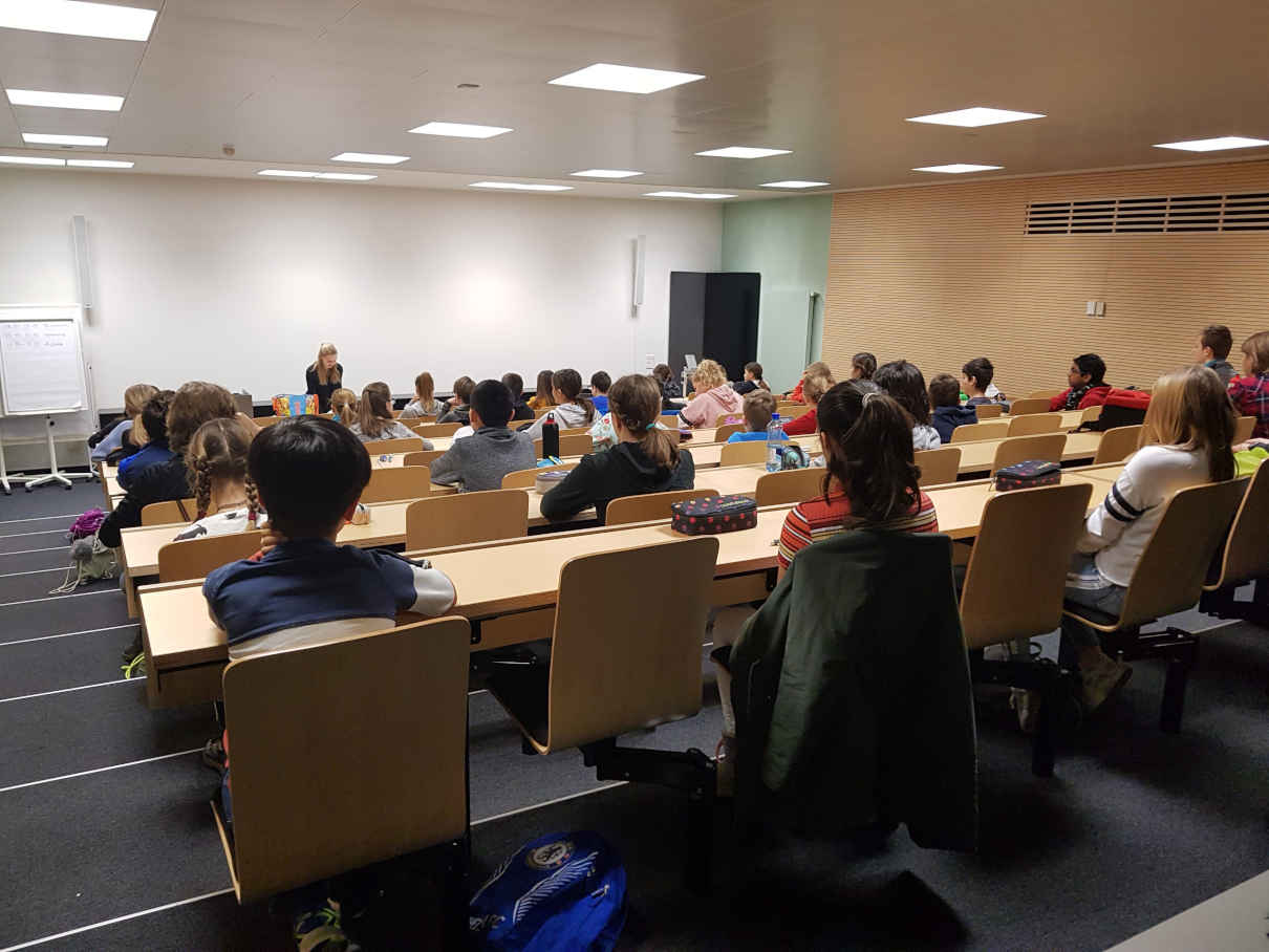 Notenrechner Gymiprüfung: Zur Notenberechnung der Gymiprüfung - wie hier auf dem Bild in einem Saal mit vielen Prüflingen zu sehen - kann man den Gymiprüfung-Notenrechner nutzen.