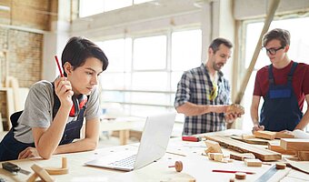 Multicheck Vorbereitung und üben sowie lernen dafür ist wichtig, denn für eine Lehrstelle wie auf dem Foto brauchen Bewerber häufig einen guten Multicheck Test.