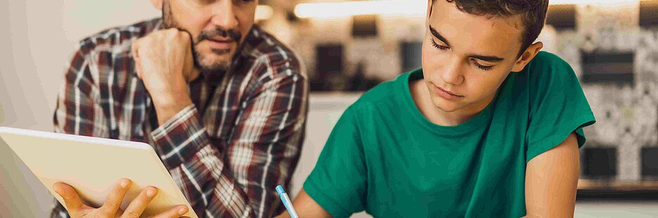 Ein Schüler lernt mit einer erwachsenen Person während der Gymi-Probezeit am Langzeitgymnasium (Langgymnasium, Langgymi) in Zürich, die noch härter als die Gymiprüfung ist.