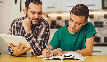 Ein Schüler lernt mit einer erwachsenen Person während der Gymi-Probezeit am Langzeitgymnasium (Langgymnasium, Langgymi) in Zürich, die noch härter als die Gymiprüfung ist.